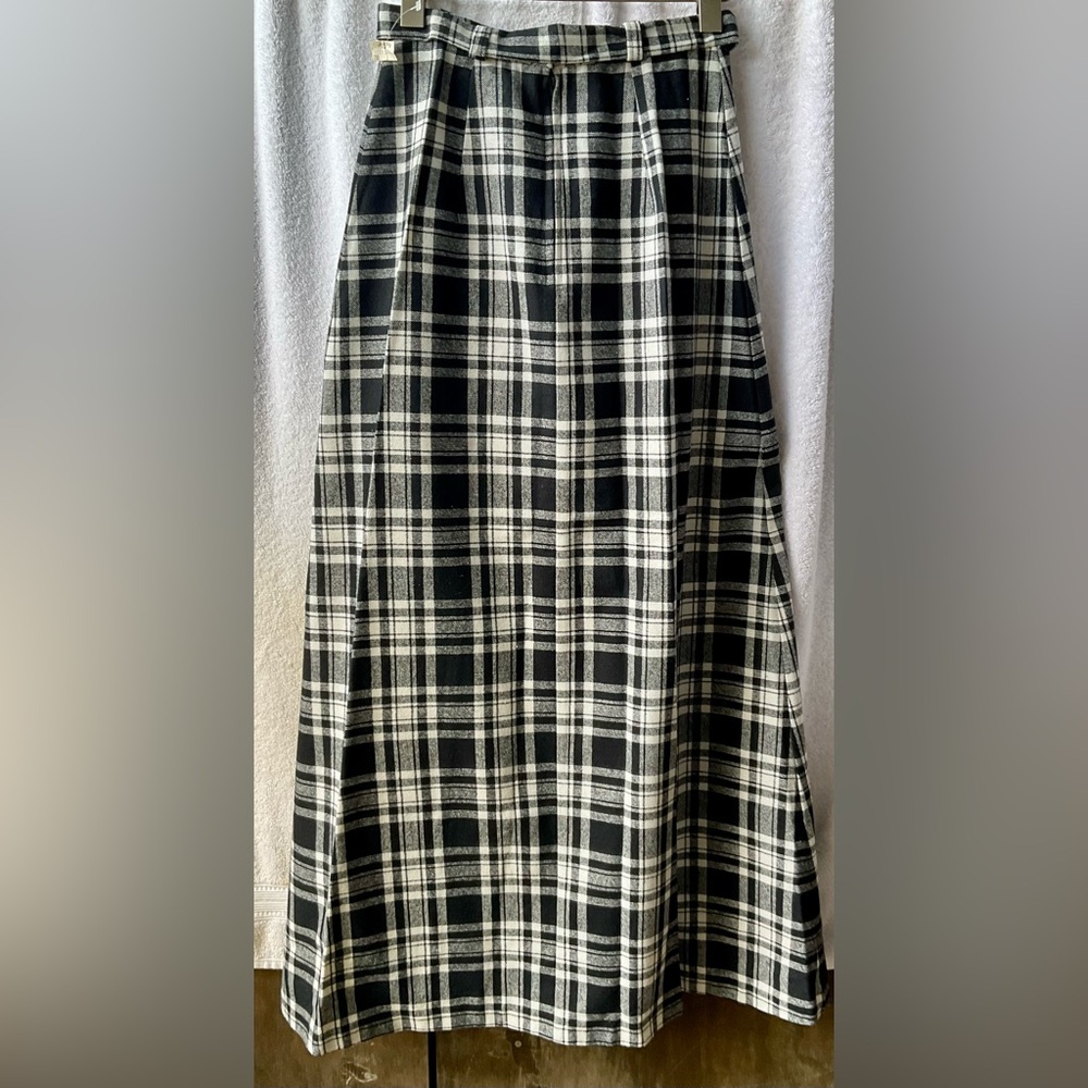 IGLWU Black and White A-Line Maxi Skirt with Tie Front - Picture 9 of 10